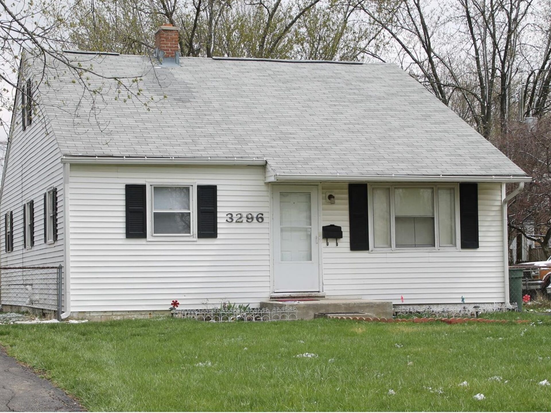 Charming 3 bedroom Cape Cod with Fenced Yard!