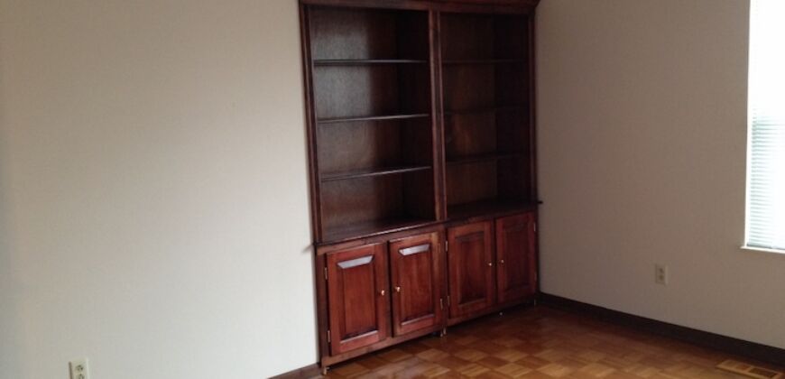 Worthington 3 bedroom, 1.5 bath end unit condo w/ 1 car garage & full basment