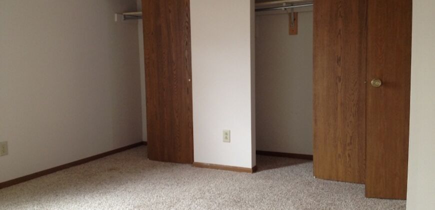 Worthington 3 bedroom, 1.5 bath end unit condo w/ 1 car garage & full basment