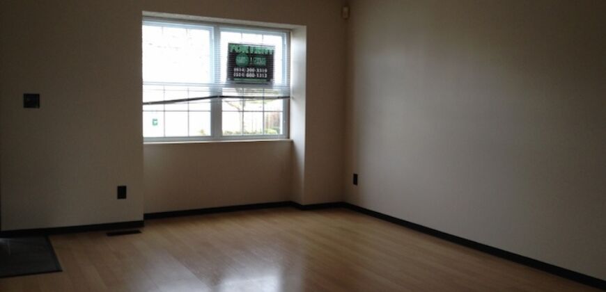 Worthington 3 bedroom, 1.5 bath end unit condo w/ 1 car garage & full basment