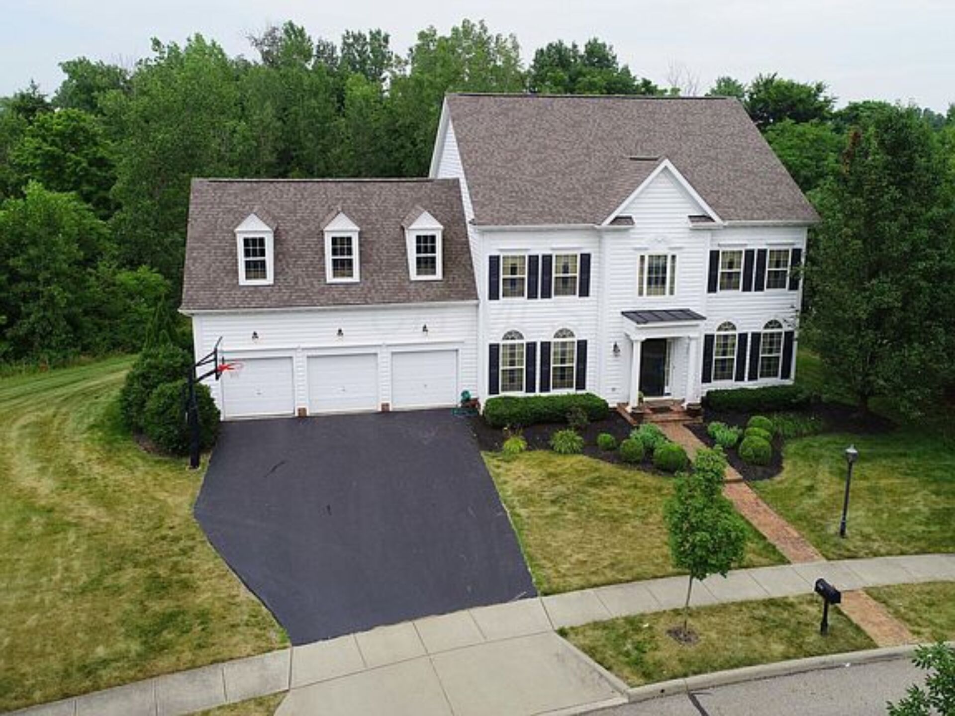 Gorgeous home, Beautiful lot in New Albany.