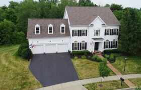 Gorgeous home, Beautiful lot in New Albany.