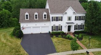 Gorgeous home, Beautiful lot in New Albany.