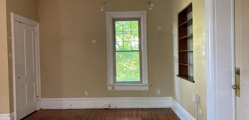 Upkept brick duplex first floor unit